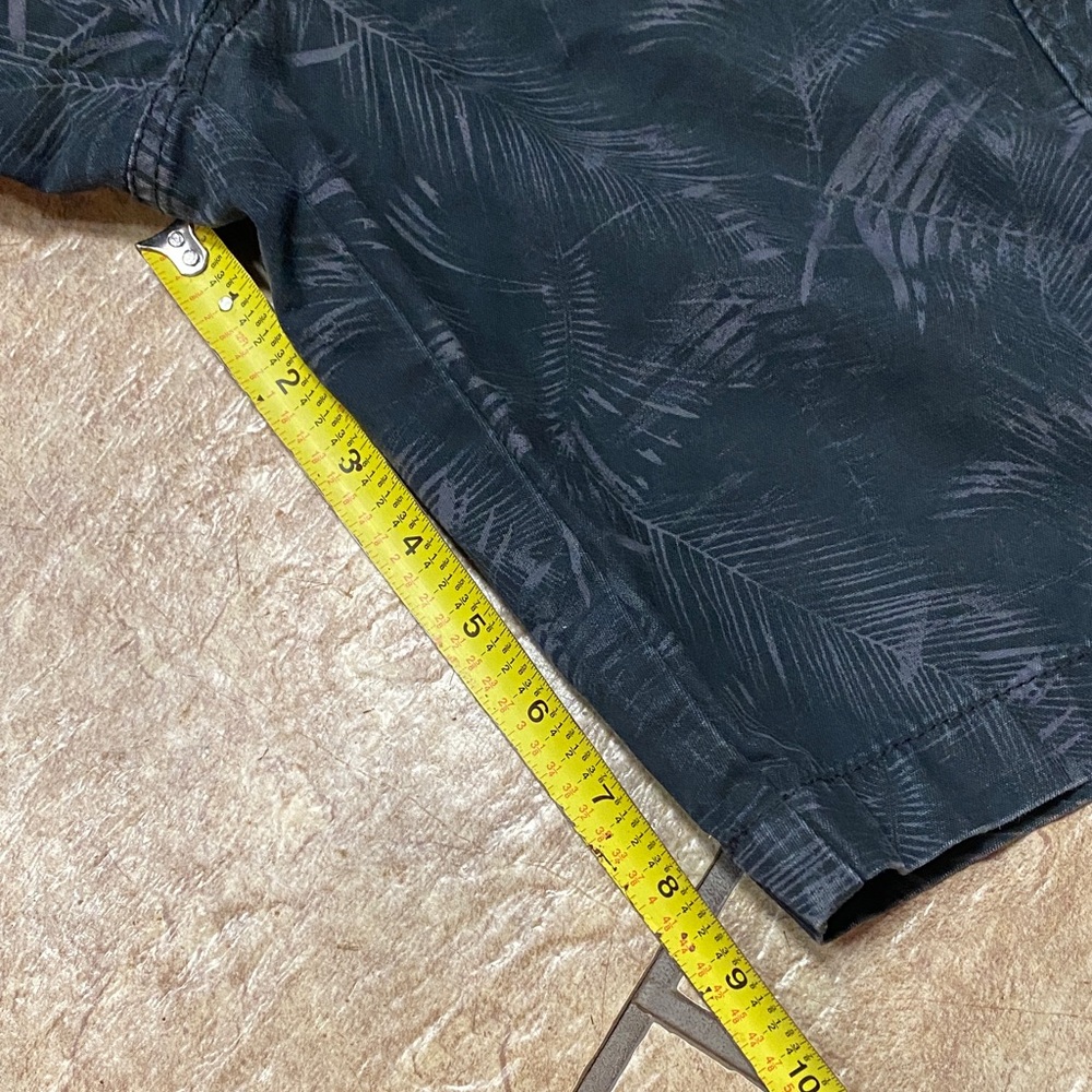 Old Navy Dark Patterned Size 36 Cargo Shorts Spring Summer Utility Camo - Picture 7 of 9